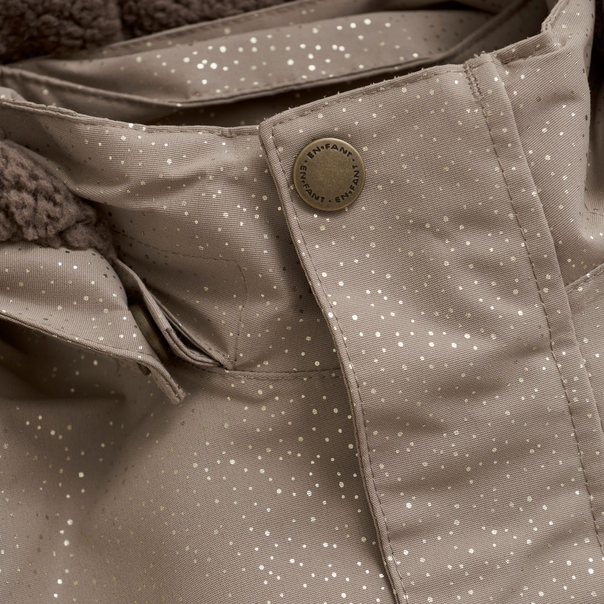 En Fant Vinterdress Med Volanger Fungi